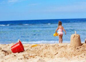 Avola, bimba di 4 anni si punge con un ago abbandonato in spiaggia