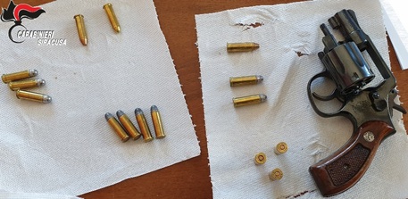 Arrestato ristoratore Siracusa, aveva una pistola cal. 38