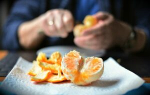 Buccia della frutta: fa bene mangiarla?