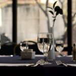 Acqua durante i pasti: fa bene o male?