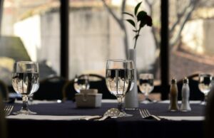 Acqua durante i pasti: fa bene o male?