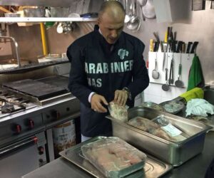 Carne e pesce mal conservati in un ristorante di Marzamemi