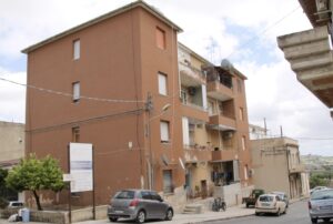 Lividi sul collo, sulla schiena e sul volto