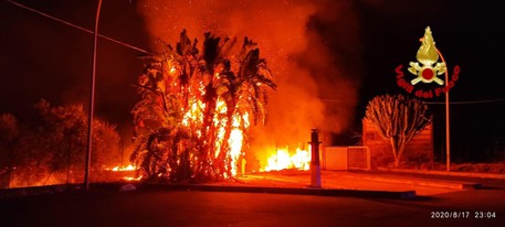 Incendi: vasto rogo vicino distributore carburanti Siracusa