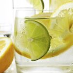 Perché bere acqua e limone al mattino?