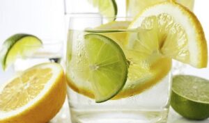 Perché bere acqua e limone al mattino?