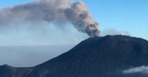 Nuova attività stromboliana sull'Etna, piove cenere su Catania