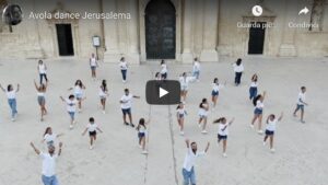 Carmen Attardi promuove Avola, gira un  video sulle note di 'Jerusalema'
