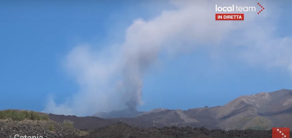 Cenere e fumo dal cratere centrale