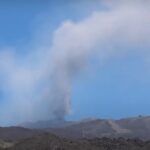 Cenere e fumo dal cratere centrale