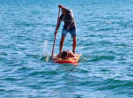 Salva due bagnanti e rischia di annegare