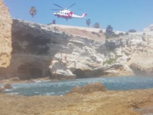 Cade in mare, salvato da elicottero Guardia costiera