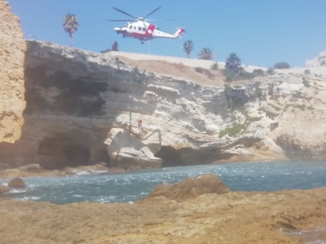 Cade in mare, salvato da elicottero Guardia costiera