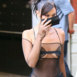 Bella Hadid, mascherina e abito trasparente