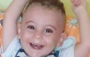 Morte piccolo Evan, il fratellino accusa papà e compagno della madre