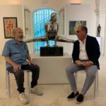 Una scultura di Arturo Di Modica nel centro storico di Noto