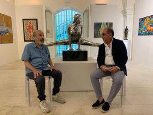 Una scultura di Arturo Di Modica nel centro storico di Noto
