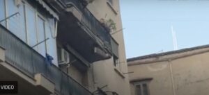 Palermo, crolla un cornicione: passante resta ferito