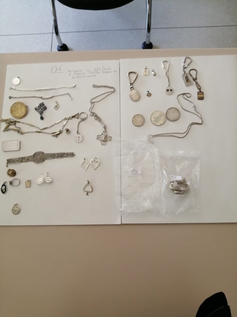 Rivendono ai compro oro merce rubata, arrestati