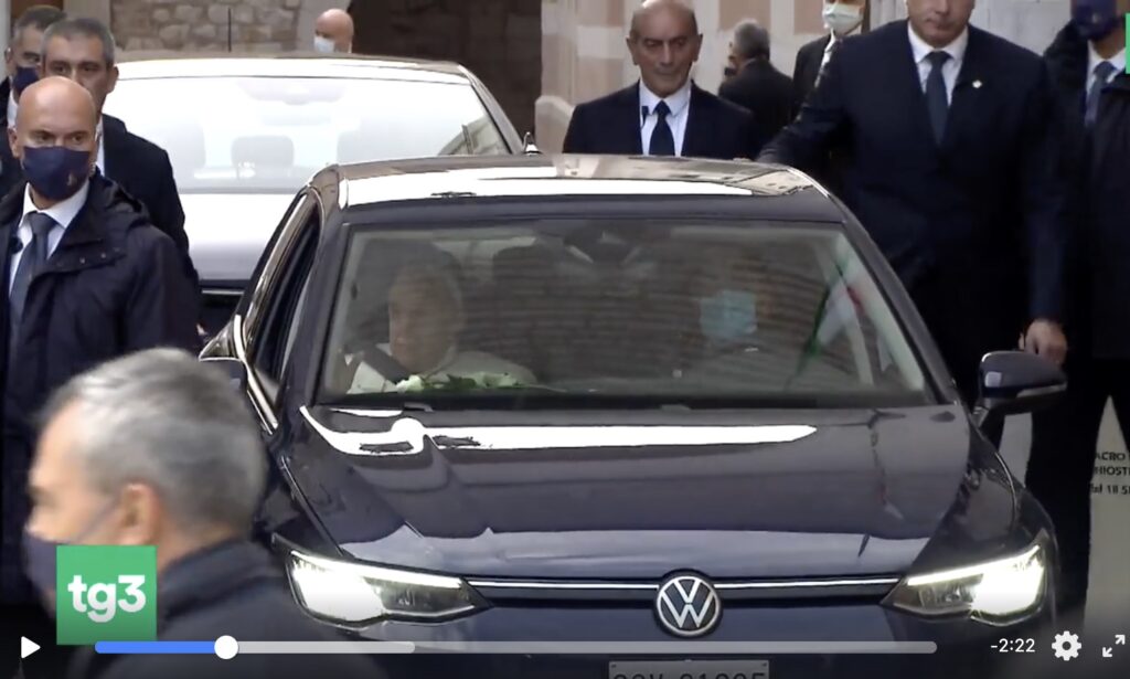 Papa Francesco ad Assisi su una Golf