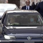 Papa Francesco ad Assisi su una Golf