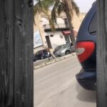 Follia a Noto, giovane prende a picconate una macchina (VIDEO)