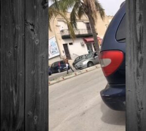 Follia a Noto, giovane prende a picconate una macchina (VIDEO)