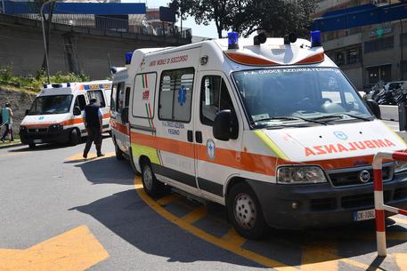 Bimbo di 7 anni cade dalla finestra e muore nel Siracusano