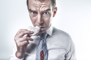 Mangi e ingrassi perché hai sempre fame? Ecco come rimediare