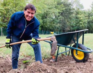 Gianni Morandi: A noi cantanti, dopo il Covid, non resta che zappare