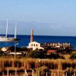 Tenta di raggiungere a nuoto il magayacht e per poco non annega