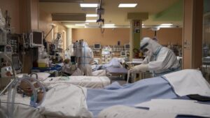 Crescono le re-infezioni e la 2° volta è più grave: dubbi sulle reali possibilità di un vaccino