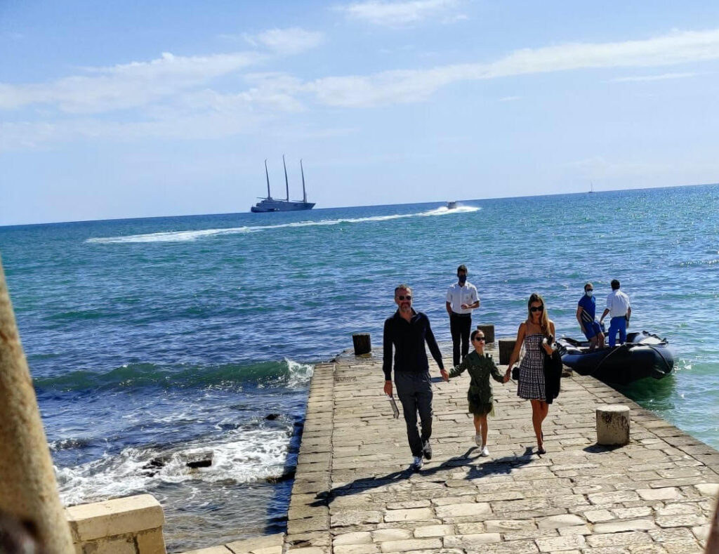 Il magnate russo si &egrave; scocciato dello yacht, meglio Sampieri