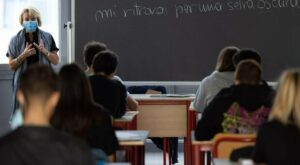 Sicilia, 2 alunni e un prof positivi al Covid, chiuso liceo
