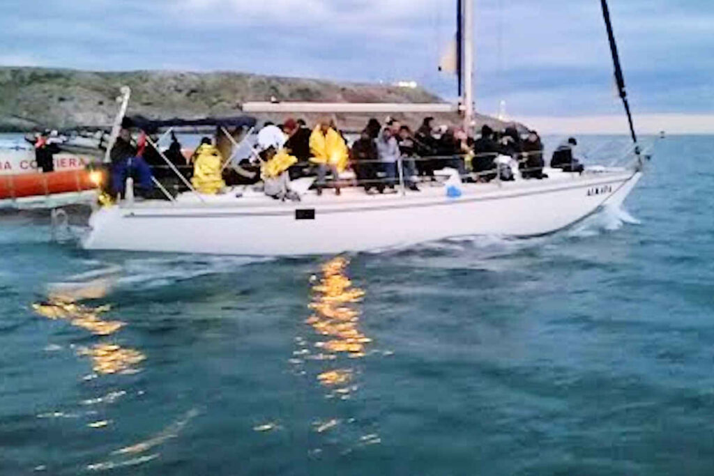 Trentadue migranti arrivano in barca a vela a Porto Fossa di Marzamemi