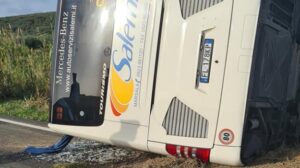Sicilia, si ribalta un pulmann, due morti