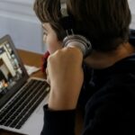 Scuola, lezioni online: chi ne salta una su 4 è bocciato