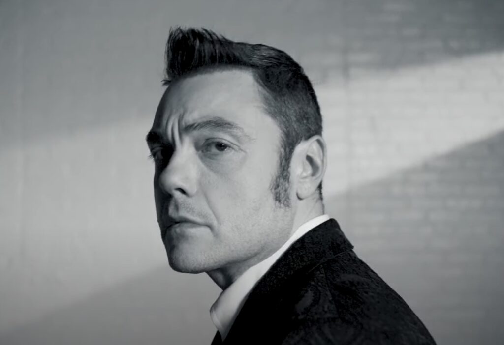 Tiziano Ferro canta E ti vengo a cercare di Franco Battiato