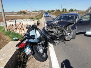 Auto contro moto in contrada Pizzillo