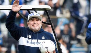 Maradona ricoverato in ospedale: “Non è Covid, è solo triste”