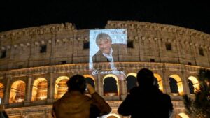Roma s’illumina per Gigi Proietti, giovedì il corteo funebre in diretta tv