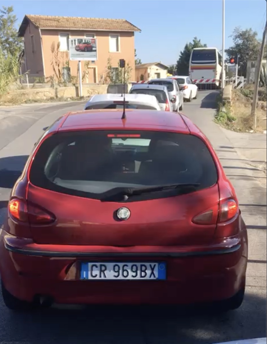 Il panico del bus sulle rotaie a Vittoria prima dell'arrivo del treno