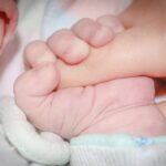 Ragusa, neonato nella spazzatura salvato da passante: il piccolo sta bene