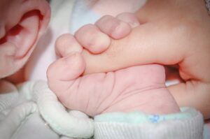 Ragusa, neonato nella spazzatura salvato da passante: il piccolo sta bene