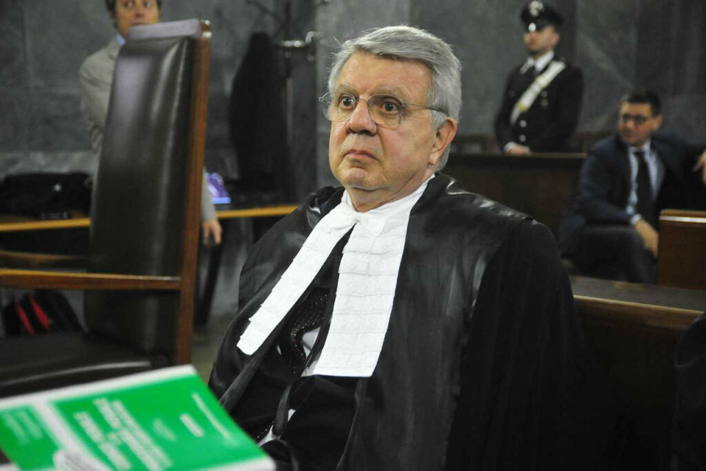 Violenza su figlia minore della compagna: indagato ex avvocato Berlusconi