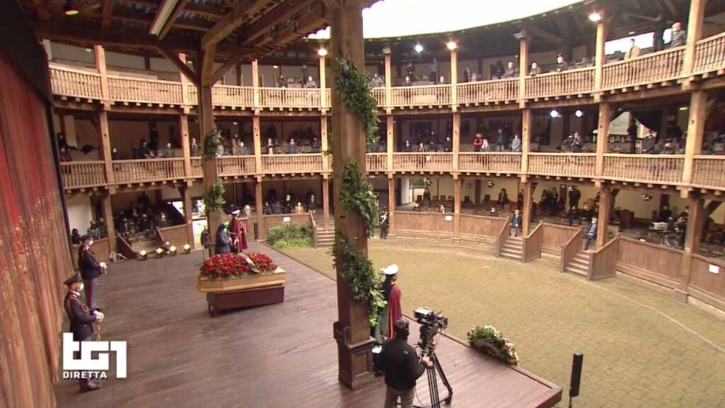 Nonostante le misure anti Covid, la capitale non rinuncia a celebrare il grande attore