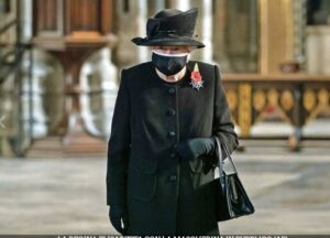 Anche la Regina Elisabetta ha messo la mascherina