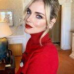 Chiara Ferragni e il maglione a collo alto della sua collezione