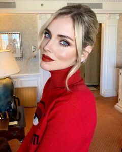 Chiara Ferragni e il maglione a collo alto della sua collezione