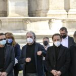 Commozione palpabile a piazza del Popolo per l’ultimo saluto del batterista